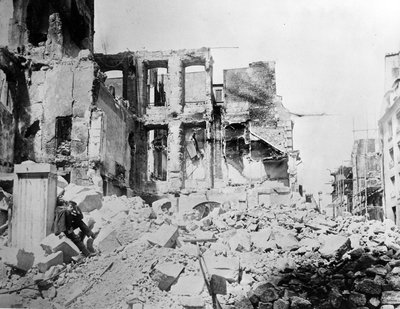 Destruction causée par les forces prussiennes pendant le siège de Paris, 1870 - French Photographer